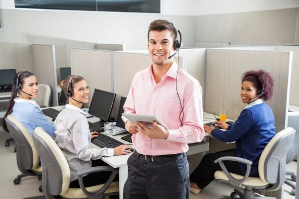 Servizio clienti Executive Holding Tablet Computer In Call Cente — Foto Stock