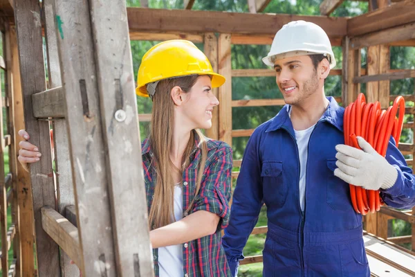 Trabajadores sonrientes en el sitio de construcción — Foto de Stock