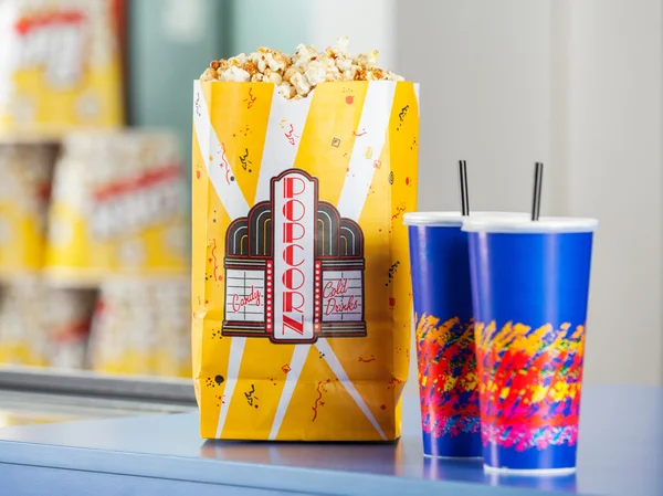Popcorn And Drinks On Concession Stand — Stock Photo, Image