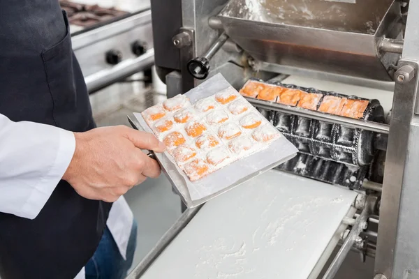 Chef-kok Processing Ravioli Pasta In geautomatiseerde Machine — Stockfoto