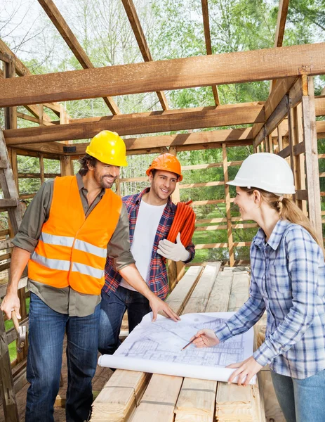 Ingenieros discutiendo sobre el proyecto en el sitio — Foto de Stock