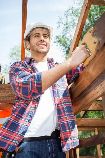 Trabajador de la construcción sonriente de pie en el sitio —  Fotos de Stock