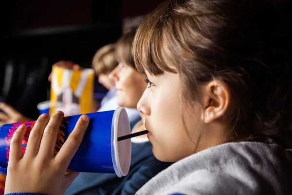 Chica beber cola mientras viendo película en el cine —  Fotos de Stock