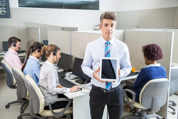 Gerente de confiança Segurando Tablet Computer Em Call Center — Fotografia de Stock