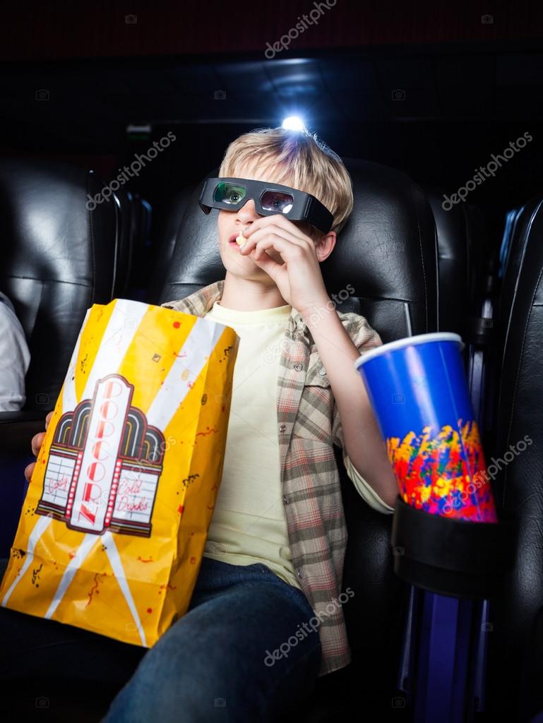 Rapaz comendo pipoca no cinema 3d — Stock Photo ...