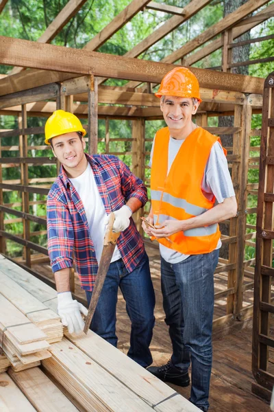 Felice lavoratori edili che lavorano in loco — Foto Stock