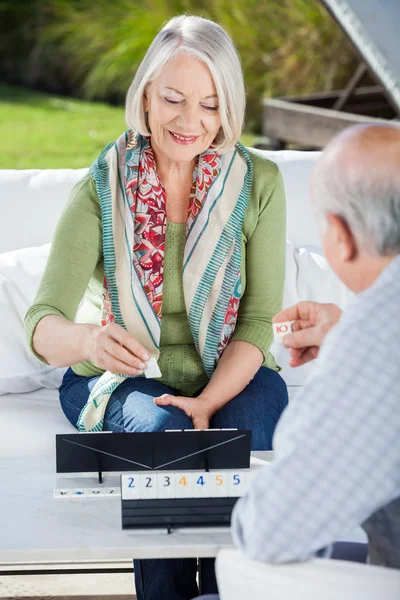 Adam ile Rummy oynarken mutlu kadın kıdemli — Stok fotoğraf