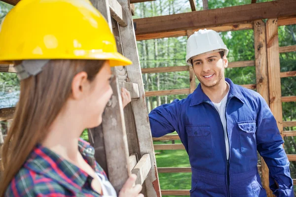 Sorrindo Masculino Trabalhador da Construção Olhando para Feminino Colega — Fotografia de Stock