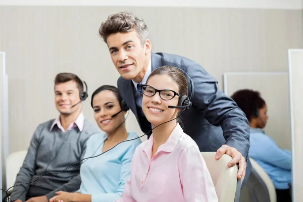 Manager con team in call center — Foto Stock