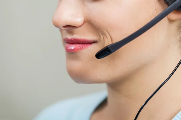 Kobieta Call Center pracownika za pomocą mikrofonu w biurze — Zdjęcie stockowe