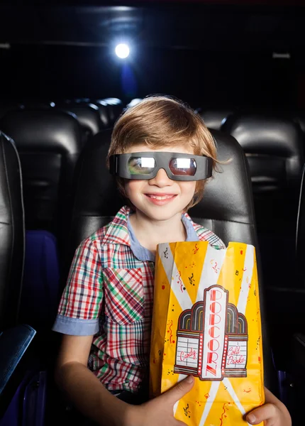 Sonriente niño sosteniendo palomitas de maíz en el teatro 3D —  Fotos de Stock