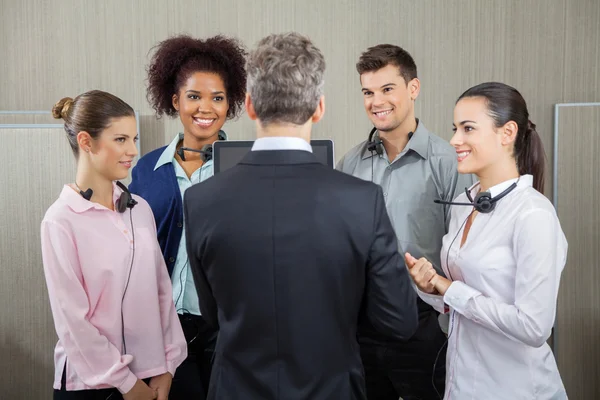 Gerente discutiendo con los empleados — Foto de Stock