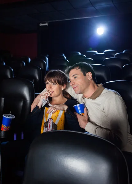 Paret tittar på film på bio teater — Stockfoto