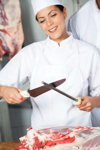 Female Butcher Sharpening Knife — Stock Photo, Image