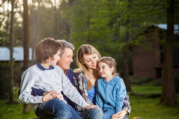 Familjen spendera kvalitetstid på campingplats — Stockfoto