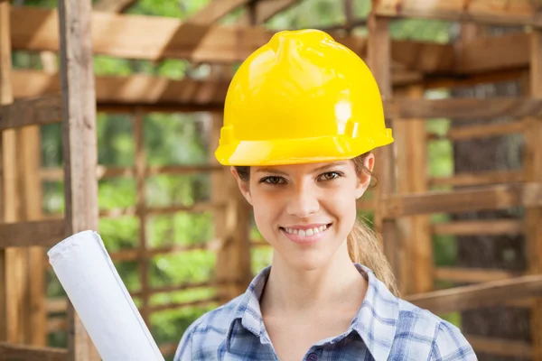 自信的女建筑师在网站戴着黄色的安全帽 — 图库照片