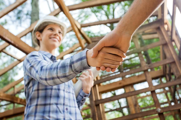 Arquitecto sonriente saluda a su colega en el sitio de construcción — Foto de Stock