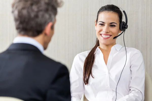 Female Customer Service Representative Looking At Manager In Off — Stock Photo, Image