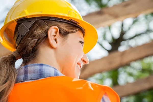Bakifrån av kvinnliga byggnadsarbetare — Stockfoto