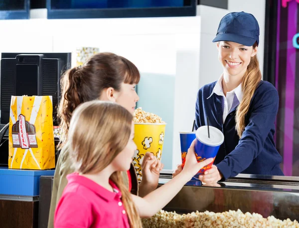 Schwestern kaufen Snacks von Konzessionsarbeiterin im Kino — Stockfoto