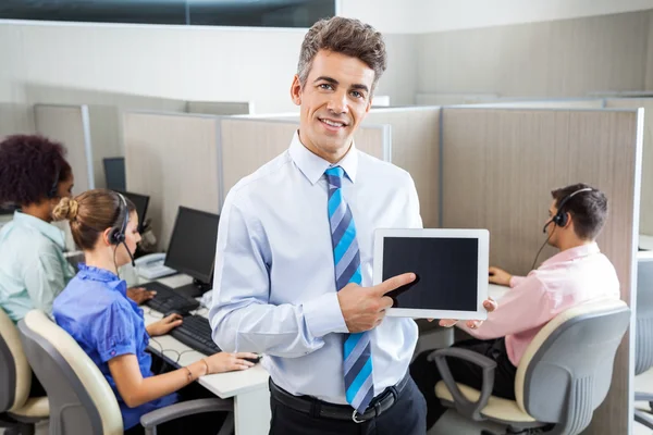 Gerente mostrando computador tablet no Call Center — Fotografia de Stock