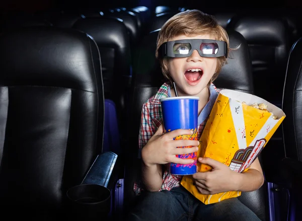 Surpris garçon regarder un film en 3D dans le théâtre — Photo