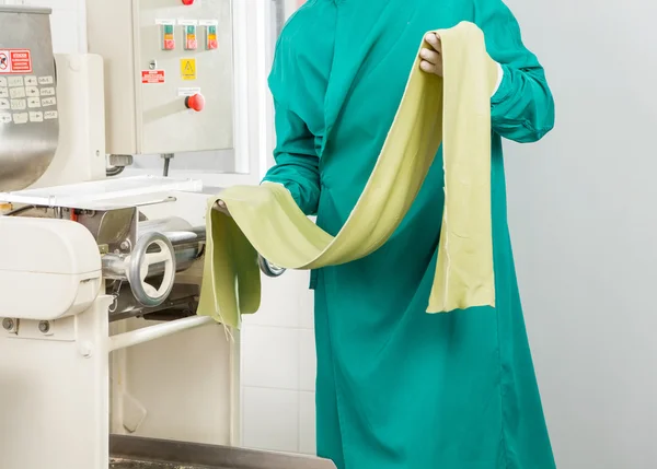 Chef-kok bedrijf Spaghetti Pasta Sheet door Machine — Stockfoto