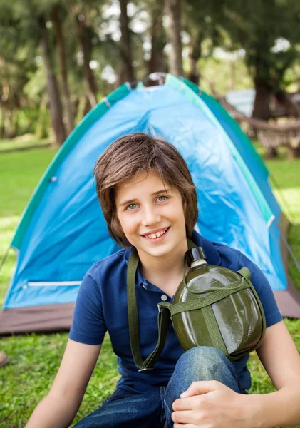 Niño con botella de agua en el camping —  Fotos de Stock