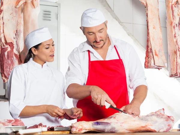 Carniceros trabajando en la carnicería — Foto de Stock