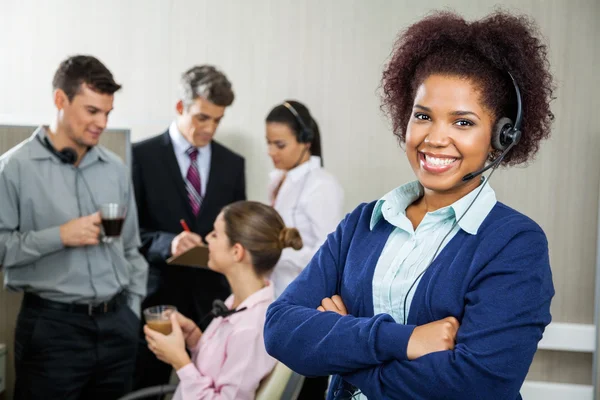 Feliz Feminino Atendimento ao Cliente Representante Permanente Braços Cruz — Fotografia de Stock