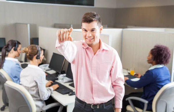 Kundendienstmitarbeiter zeigt in Callcenter — Stockfoto