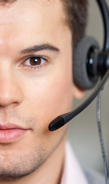 Selbstbewusster Kundendienstmitarbeiter mit Headset — Stockfoto