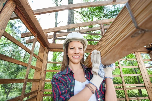 Boldog női munkavállaló szállító fa deszka — Stock Fotó