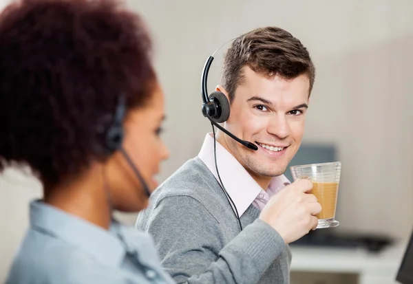 Représentant du service à la clientèle Prendre le thé au bureau — Photo