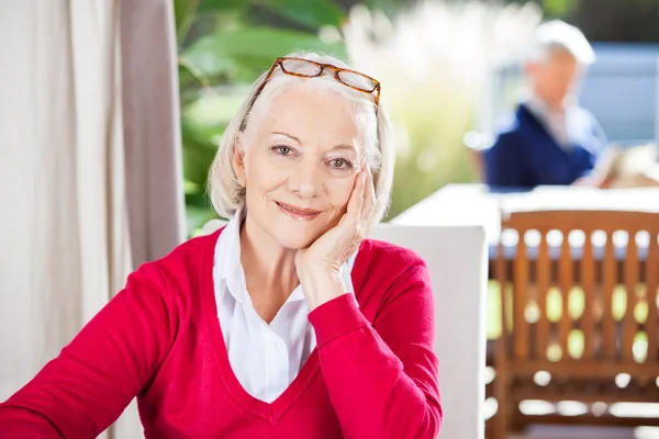 Portret van mooie oudere vrouw — Stockfoto