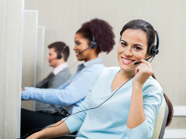 Retrato de una mujer sonriente Representante de Servicio al Cliente Weari — Foto de Stock