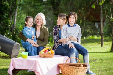 Mutlu çocuk ile aile kamp alanında oturmuş