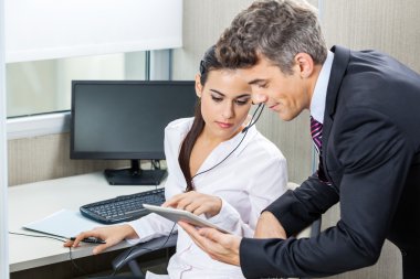 Yöneticisi ve müşteri hizmetleri temsilcisi Tablet bilgisayar kullanarak