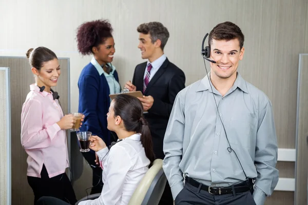 Selbstbewusster Kundendienstmitarbeiter trägt Kopfhörer — Stockfoto