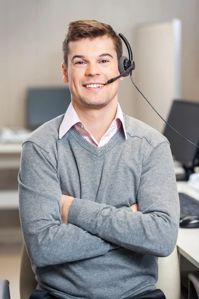 Representante de serviço ao cliente confiante Sentado no escritório — Fotografia de Stock