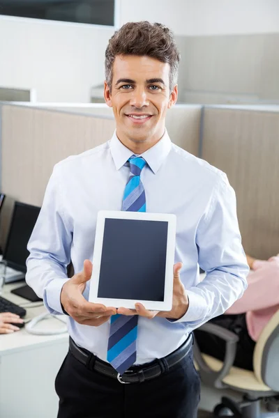 Manager hält Tablet-Computer im Callcenter — Stockfoto
