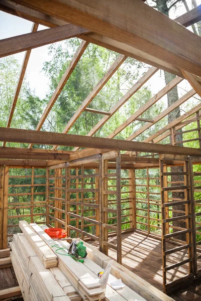 Tablones de madera apilados en cabina de madera incompleta — Foto de Stock