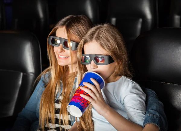 Madre e figlia guardando film 3D in teatro — Foto Stock