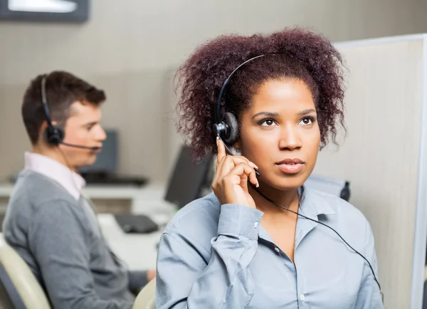 Vrouwelijke medewerker van de klantenservice hoofdtelefoon — Stockfoto