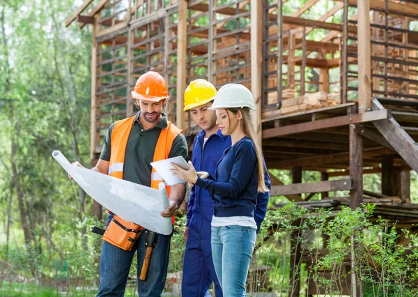 Arquitectos usando tableta digital en el sitio — Foto de Stock