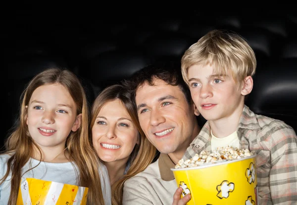 Gelukkige familie kijken naar Film In de bioscoop — Stockfoto