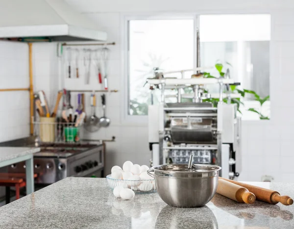 ミキシング ボウルに卵、業務用厨房に麺棒 — ストック写真
