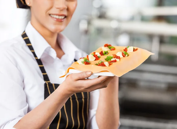 Felice vassoio Chef Holding con ripieno Ravioli foglio di pasta — Foto Stock