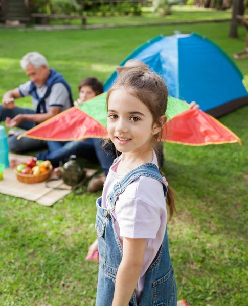 Leende flicka stående på campingplats — Stockfoto