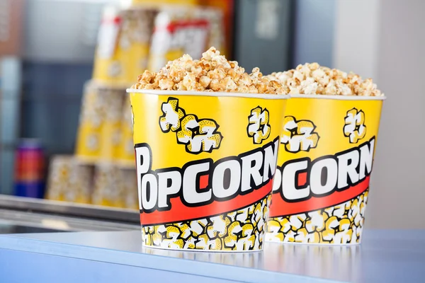 Secchielli di popcorn allo stand di concessione — Foto Stock